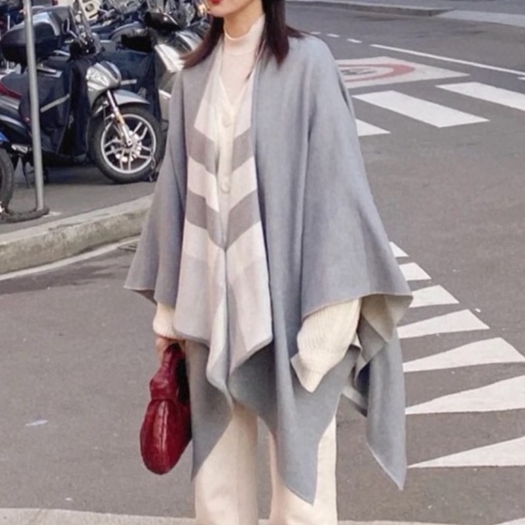 BURBERRY LONDON CHARLOTTE REVERSIBLE WOOL CAPE. - Picture 1 of 9